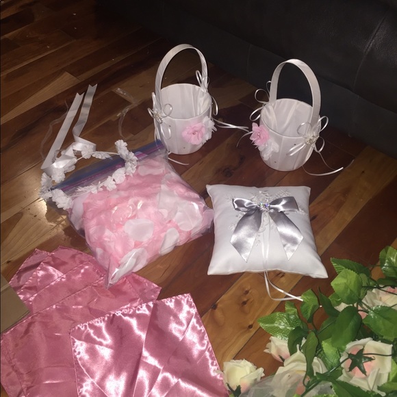 Kids flower girl dress with basket and silk petals - Picture 3 of 3